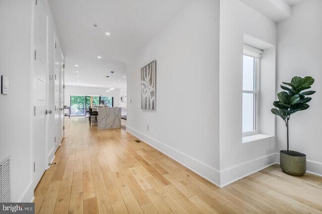 Building Photo - 2515 Ontario Rd NW