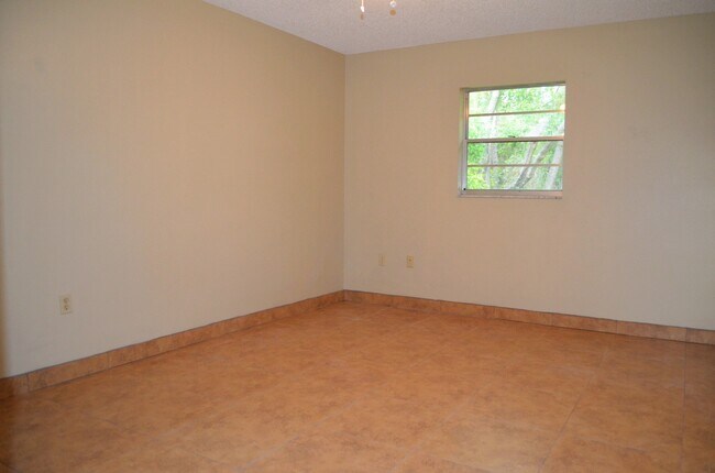 Building Photo - Beautiful Home in a Great Neighborhood!