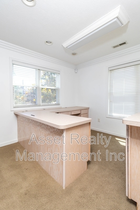 Building Photo - 2084 Allenridge Dr