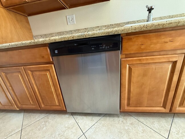 Building Photo - Must see !! 3 Bedroom Condo for Lease with a 1 Car Garage