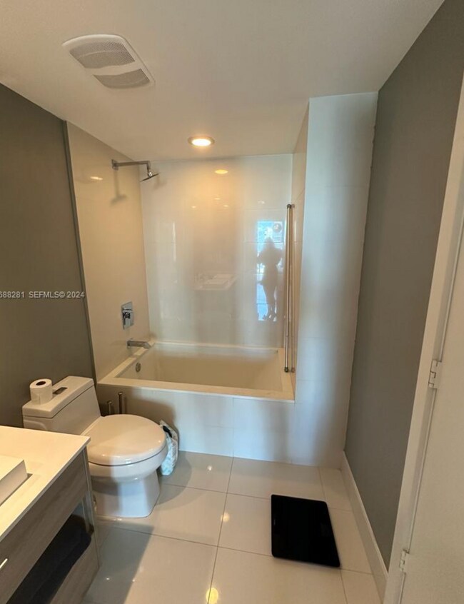 Building Photo - Enjoy this spacious 1-bedroom + DEN unit in an excellent location,