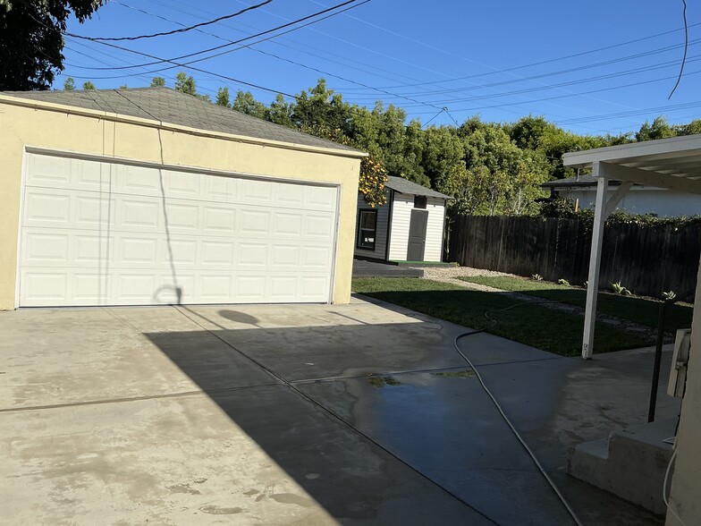 Building Photo - 10713 Esther Ave