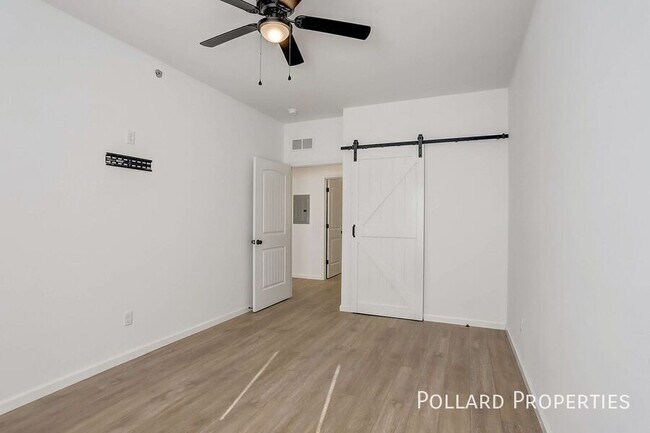 Building Photo - 422 Parkview Dr