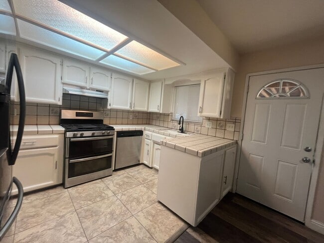 Building Photo - 105 Lombardy Ln