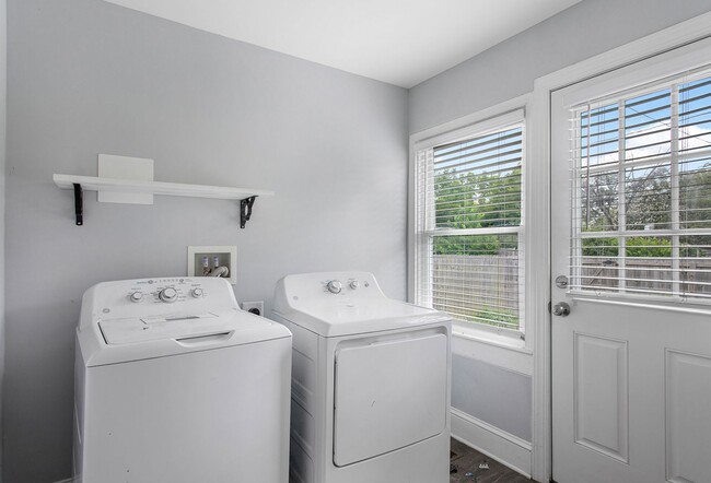 Building Photo - Stylish and Spacious: Renovated 5-Bedroom ...