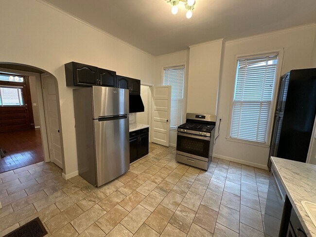 Building Photo - 329 W 8th Ave