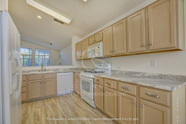 Building Photo - Welcome to Your Dream 55+ Oasis in Sun City Roseville!