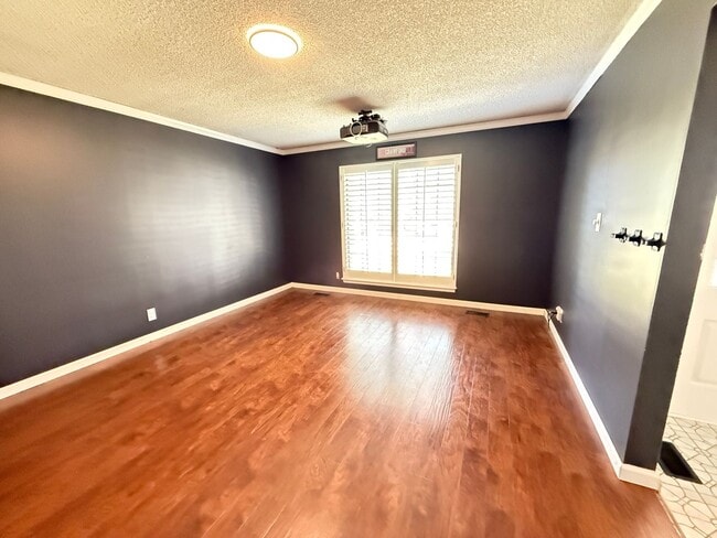 Building Photo - Luxury 4 Bed Home with Bonus Rooms and Pool