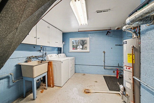 Building Photo - Updated- Well Maintained 3 bedroom Rental Home- $1650/Month