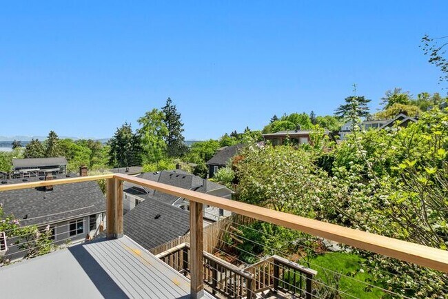 Building Photo - Charming AIR CONDITIONED Leschi Craftsman