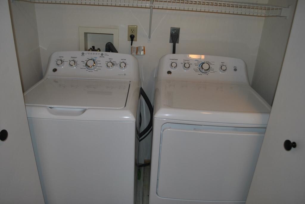Laundry - 9305 Turnberry Alcove