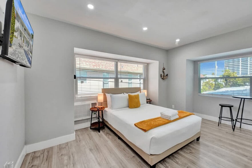 Building Photo - 906 N Riverside Dr