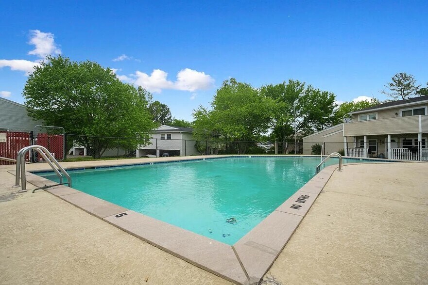 Building Photo - 810 Bellevue Rd