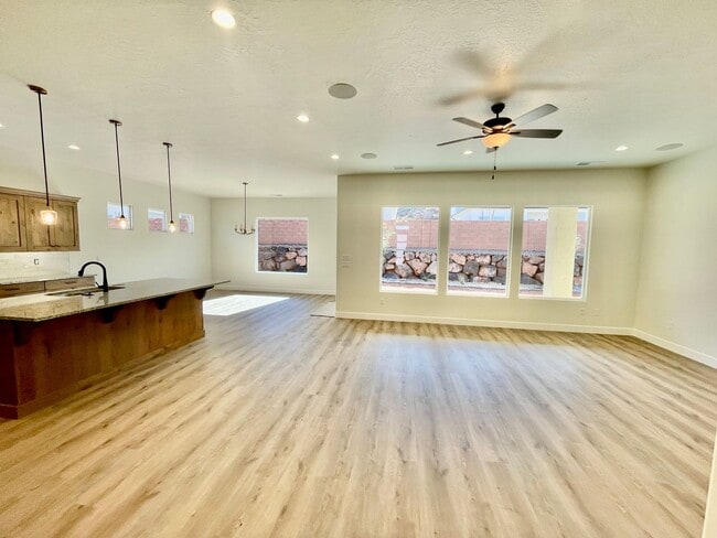 Building Photo - Beautiful Three Bedroom Home in Desert Cliffs