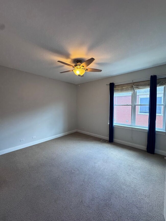 Building Photo - 2 Bed 2.5 Bath In Oak Park Available!