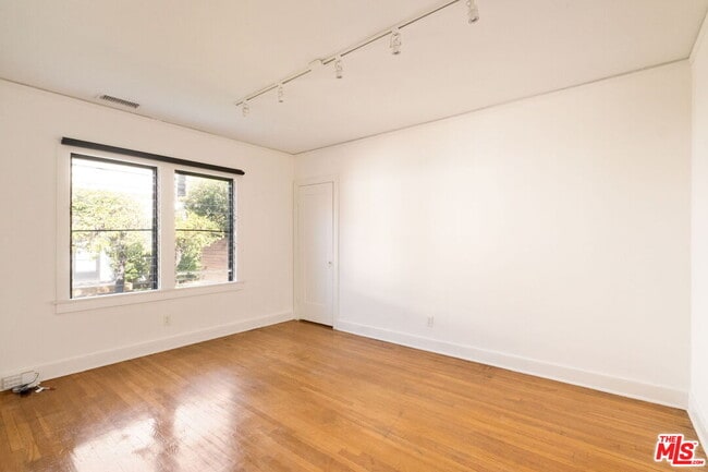 Building Photo - 813 N Orange Grove Ave