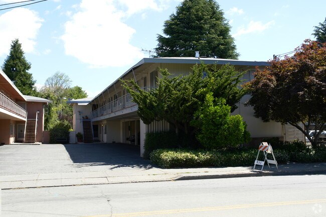 Building Photo - 540 University Dr