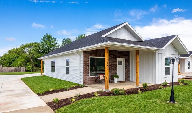 Primary Photo - 922 N Blake Ave