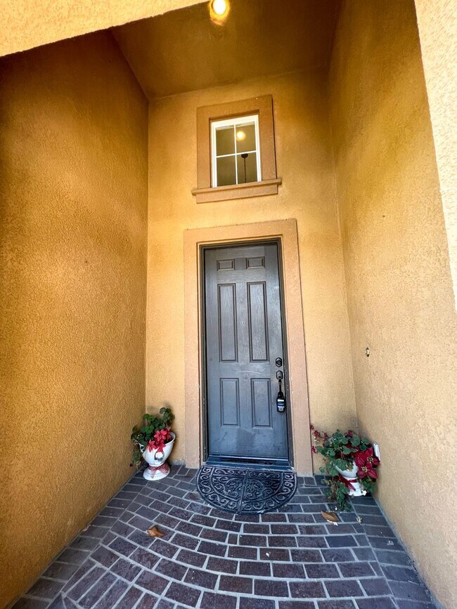 Building Photo - Spacious 4 Bedroom 3 Bathroom Home with 3 ...
