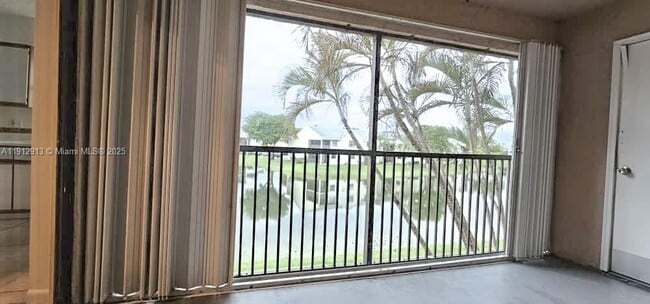 Primary Photo - 1080 N Franklin Ave