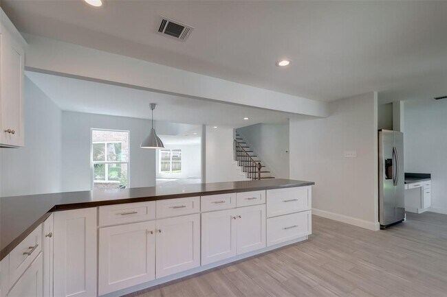 Building Photo - 818 Silvergate Dr