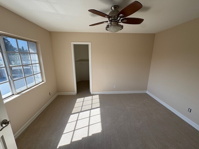 Building Photo - 2652 Santa Ana Ave