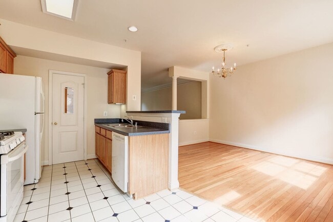Building Photo - 3 Bed 3.5 Bath - Silver Spring Townhouse -...