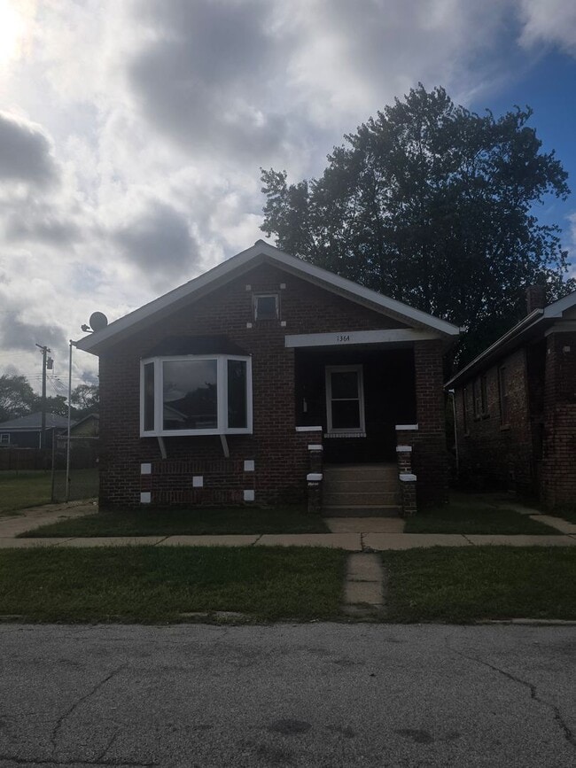 Building Photo - Brick 2 Bedroom Home