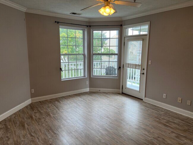 Building Photo - 1318 Suncrest Village