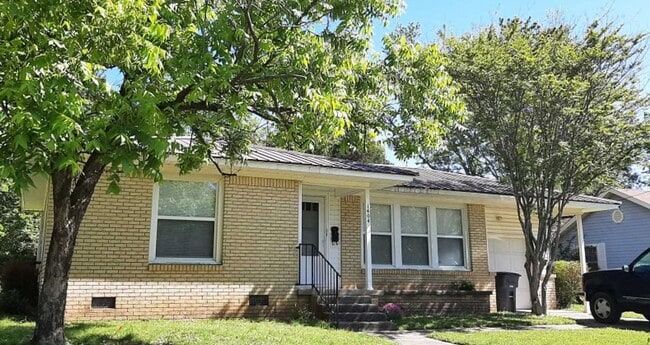 Building Photo - Charming 2 Bedroom Home with Garage in Sea...