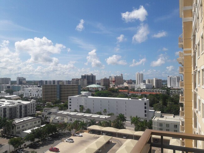 Building Photo - DOWNTOWN SARASOTA ANNUAL TURNKEY FURNISHED...