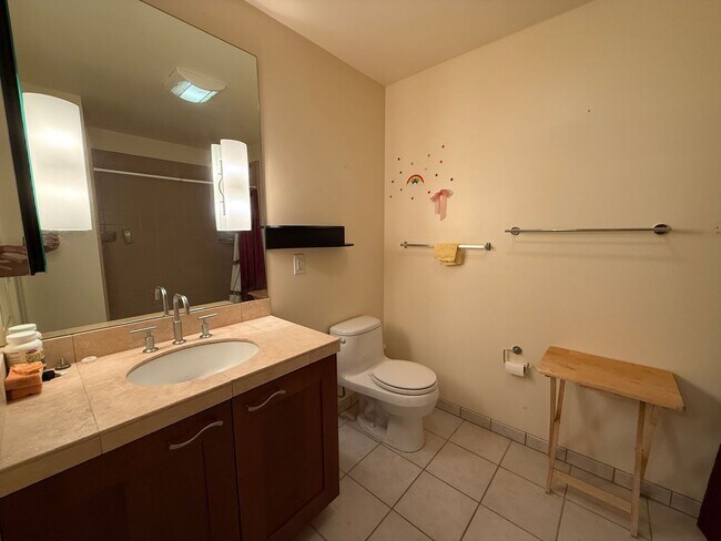 Building Photo - Modern Condo in the Heart of the City's Lo...