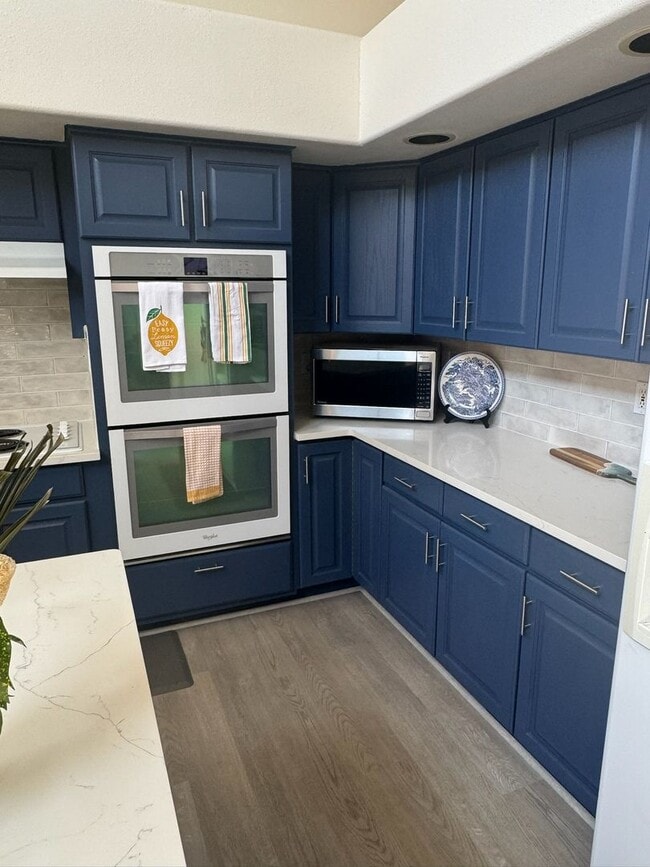 Building Photo - Fully Updated 3BR/2.5BA in Desirable Lampl...