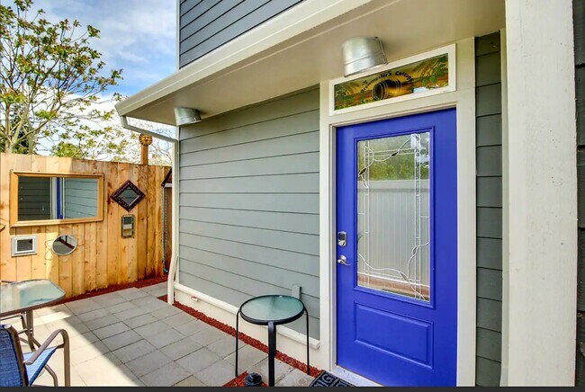 Building Photo - 6625 Amherst N St