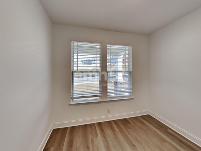 Building Photo - 218 Malayna Dr S