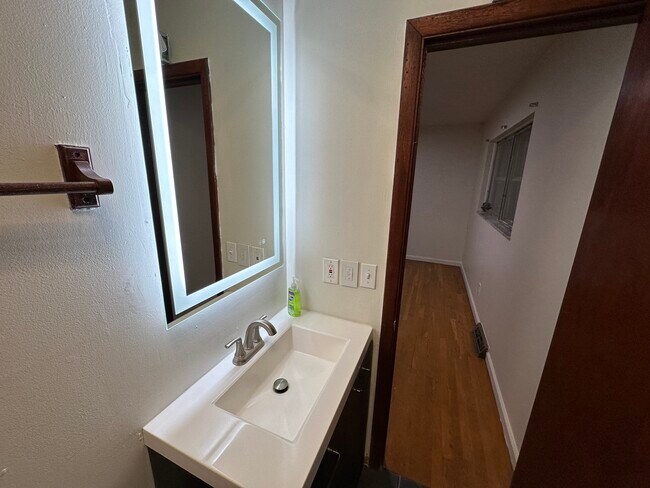 Building Photo - Brinwood Property APT A
