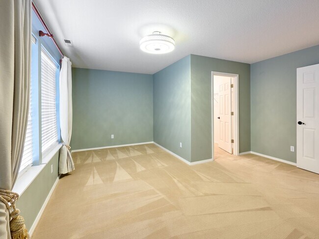 Building Photo - 643 Meadowbrook Ln