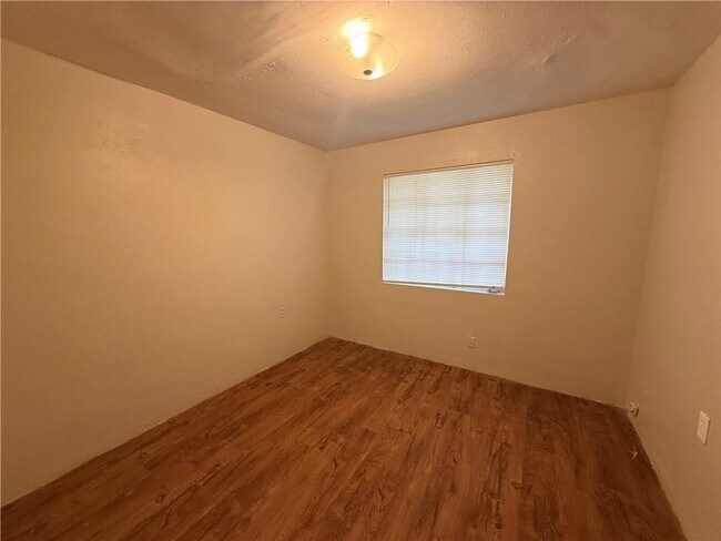 Building Photo - 2210 Ellen Dr