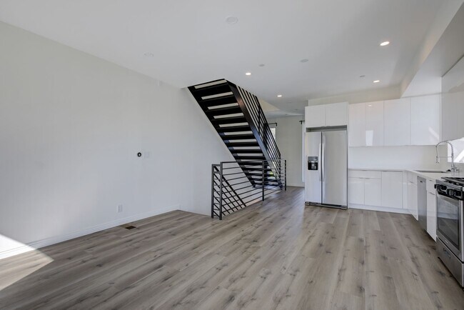 Building Photo - 837 N Kingsley Dr
