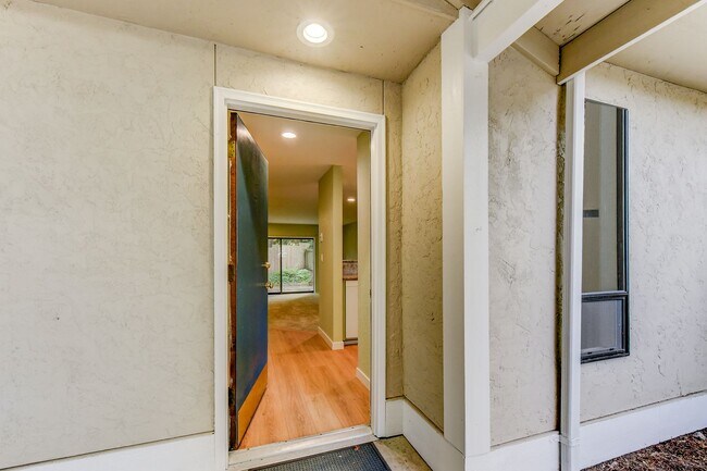 Building Photo - Renovated Townhome
