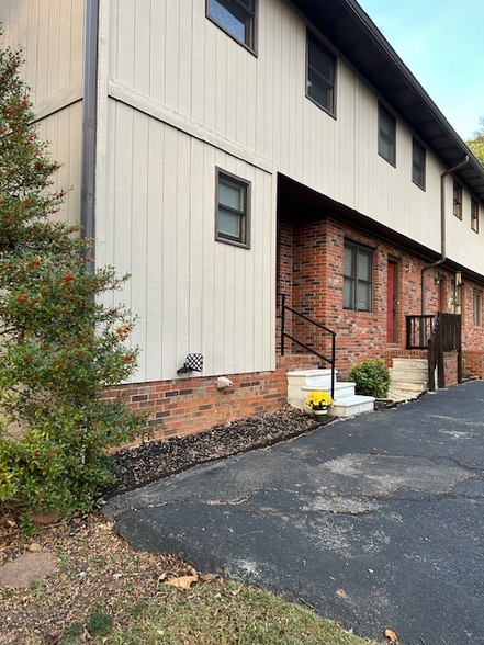 Building Photo - 225 Huckleberry Rd