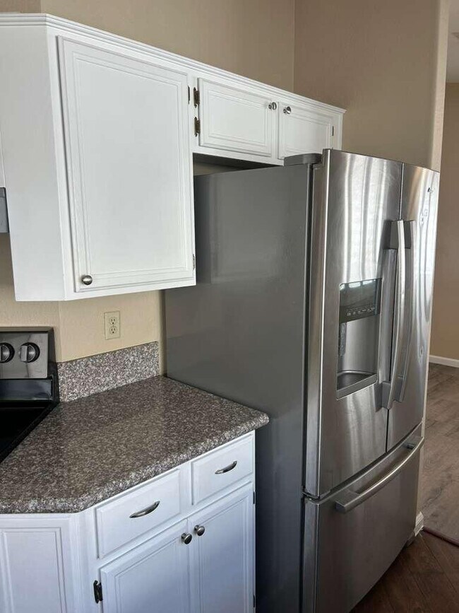 Building Photo - 15822 N 5th Ave