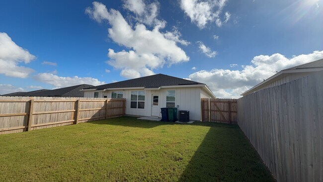 Building Photo - 616 Pacific Crest Trl