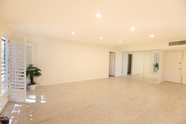 Building Photo - 1127 E Del Mar Blvd