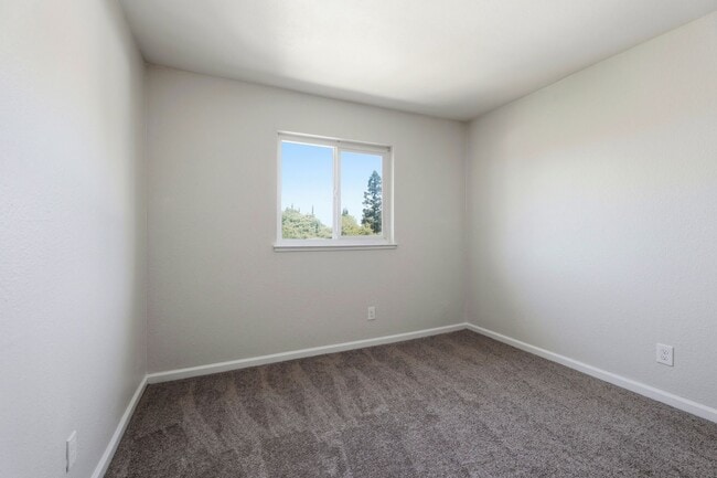 Building Photo - FULLY REMODELED MODERN SPACIOUS TOWNHOUSE!!!