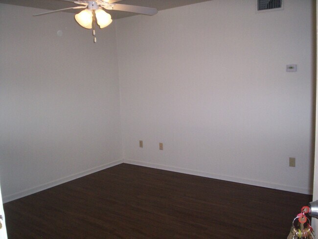 Building Photo - 2205 Botanical Dr