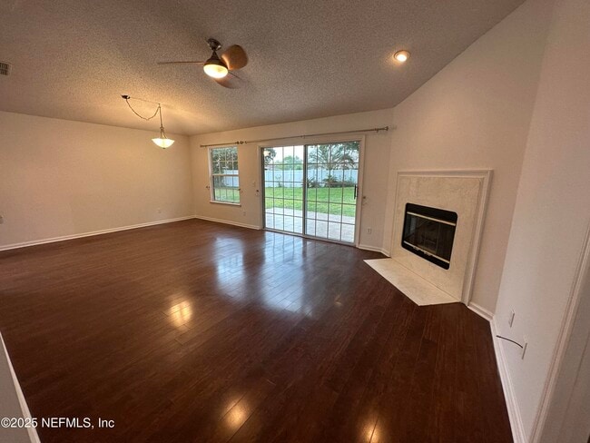 Building Photo - 4525 Shaky Leaf Ln N