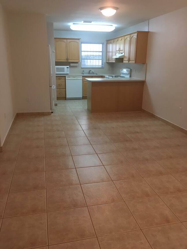 Living/dining area - 3066 Aviation Ave