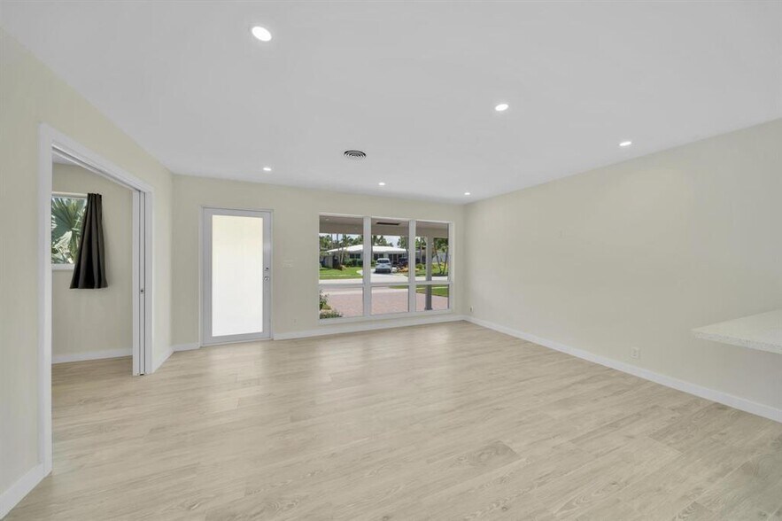 Building Photo - 2051 NE 60th St
