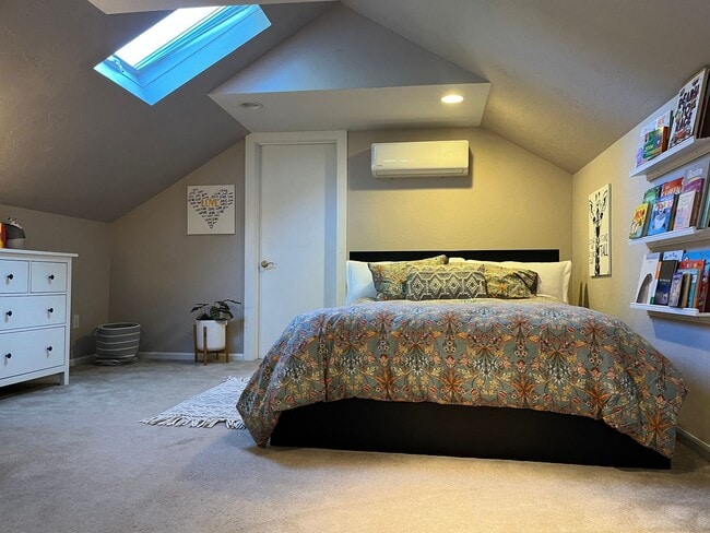 Building Photo - Beautiful custom 3 bedroom 2 bath house in...